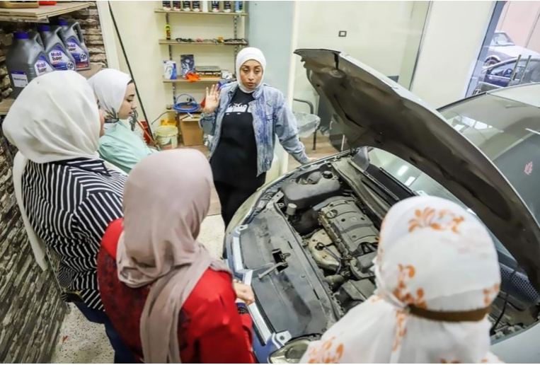مهندسة مصرية تقتحم مجال ميكانيكا السيارات وتعّلم فتيات الصعيد

