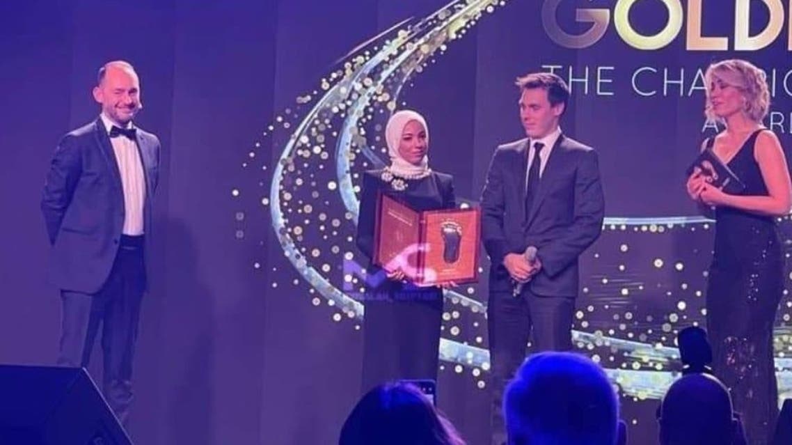 جدل حول زوجة محمد صلاح.. لماذا تسلمت جائزته؟!

