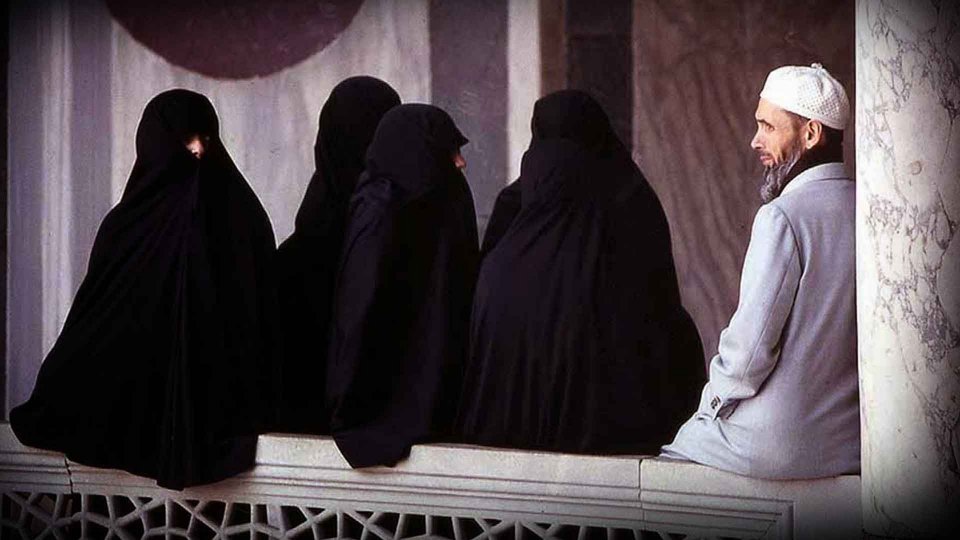 الأصل في الشرع الزواج بواحدة وليس التعدد.. فتوى تثير ضجة

