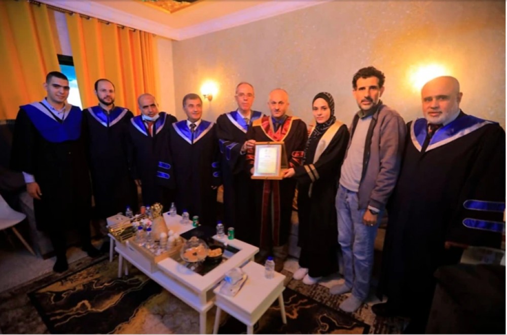 "لمسة وفاء".. الجامعة الإسلامية بغزة تخرّج طالبة في منزلها بعدما فقدت 21 شخصًا من عائلتها

