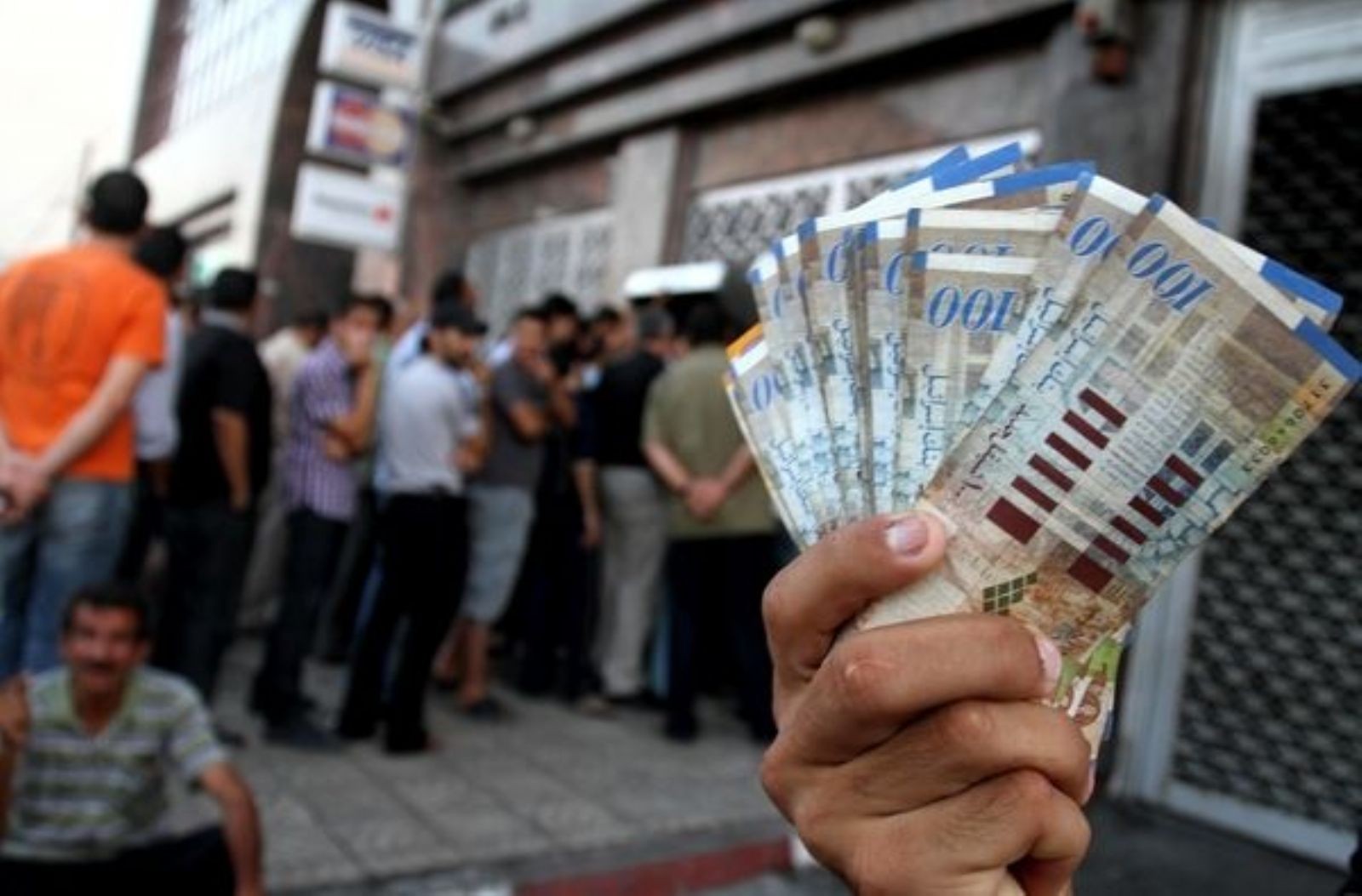 صوت| السلطة تحت مقصلة العجز حتى آذار المقبل.. ورواتب الموظفين الضحية !

