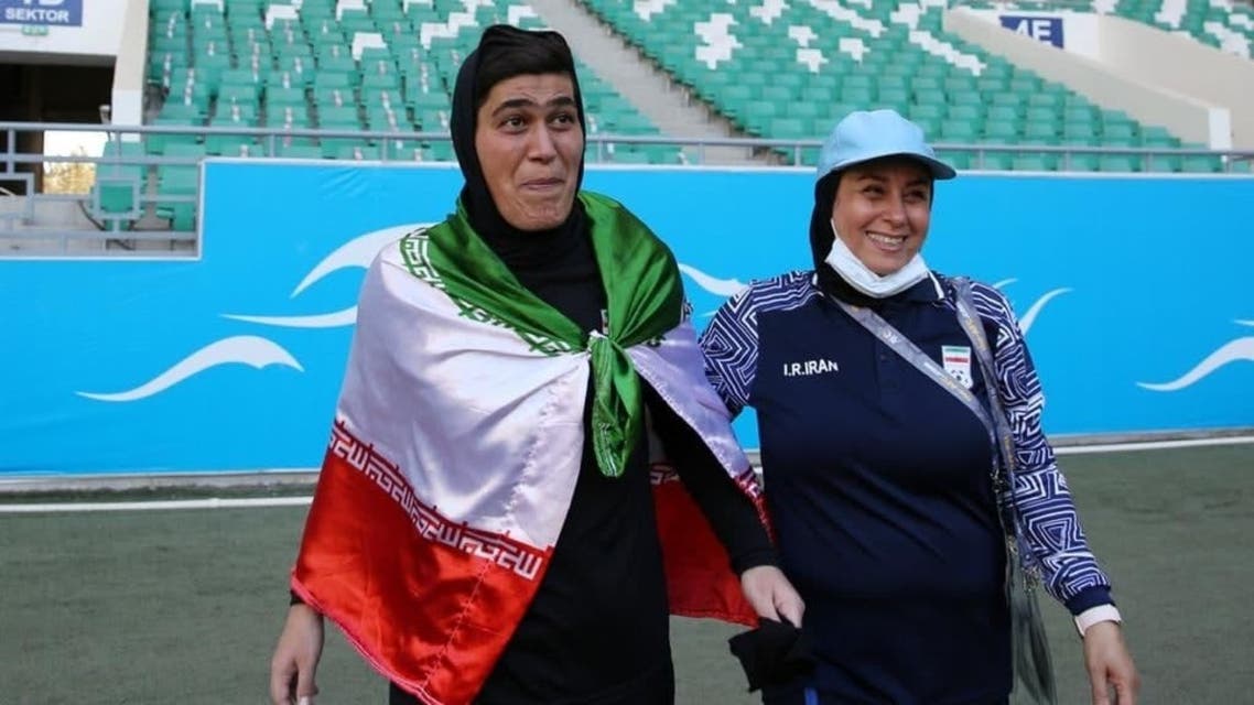 بعد الجدل عن جنس اللاعبة الإيرانية.. مدربتها ترد


