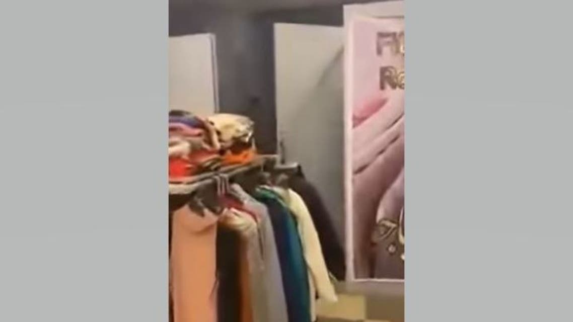 مصر.. "مفاجأة" بواقعة تصوير الفتيات أثناء تبديل ملابسهن بمحل ودعوة الى تقديم بلاغات

