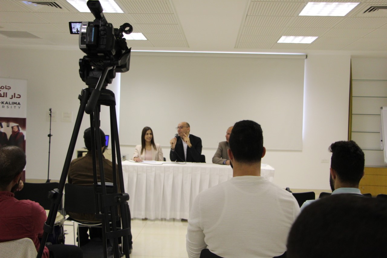 جامعة دار الكلمة تنظم ورشة عمل حول التنمية المحلية وتمكين المراة 


