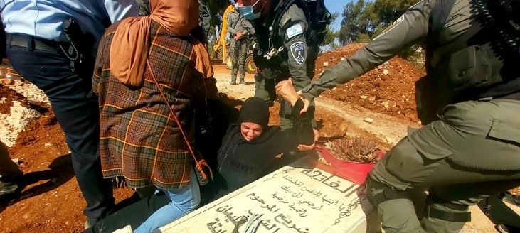 صوت| الاحتلال يعتدي على المقبرة اليوسفية.. أم علاء.. "لن أسمح لهم بتدمير قبر أبني" !

