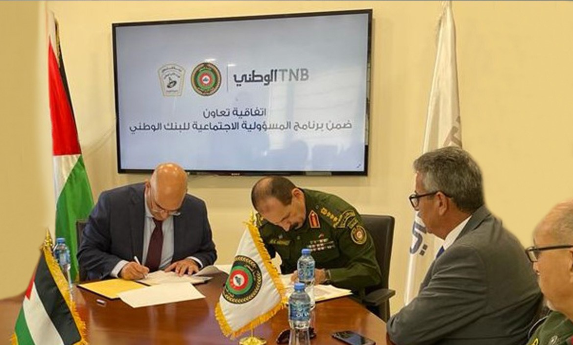 البنك الوطني واللجنة العلمية التابعة للأمن الوطني يوقعان اتفاقية تعاون لإعادة تأهيل منازل عائلات فلسطينية معوزة

