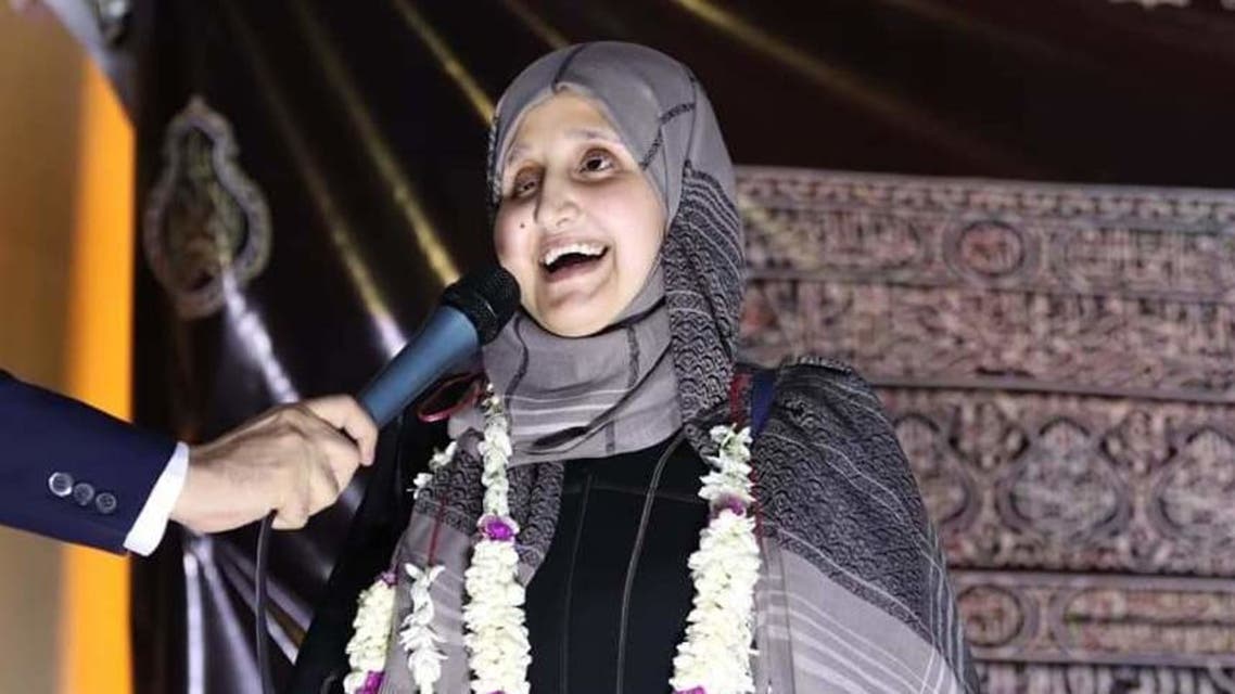 كفيفة يمنية تتحدى العتمة وتفوز بجائزة عربية للخطابة والإلقاء الشعري
