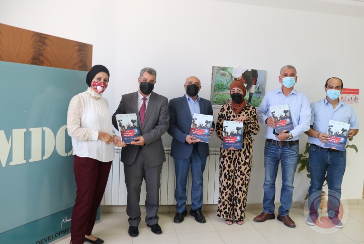 صوت| أمان.. يسلم مركز تطوير الإعلام نسخا من مساق التحقيقات الاستقصائية في قضايا الفساد


