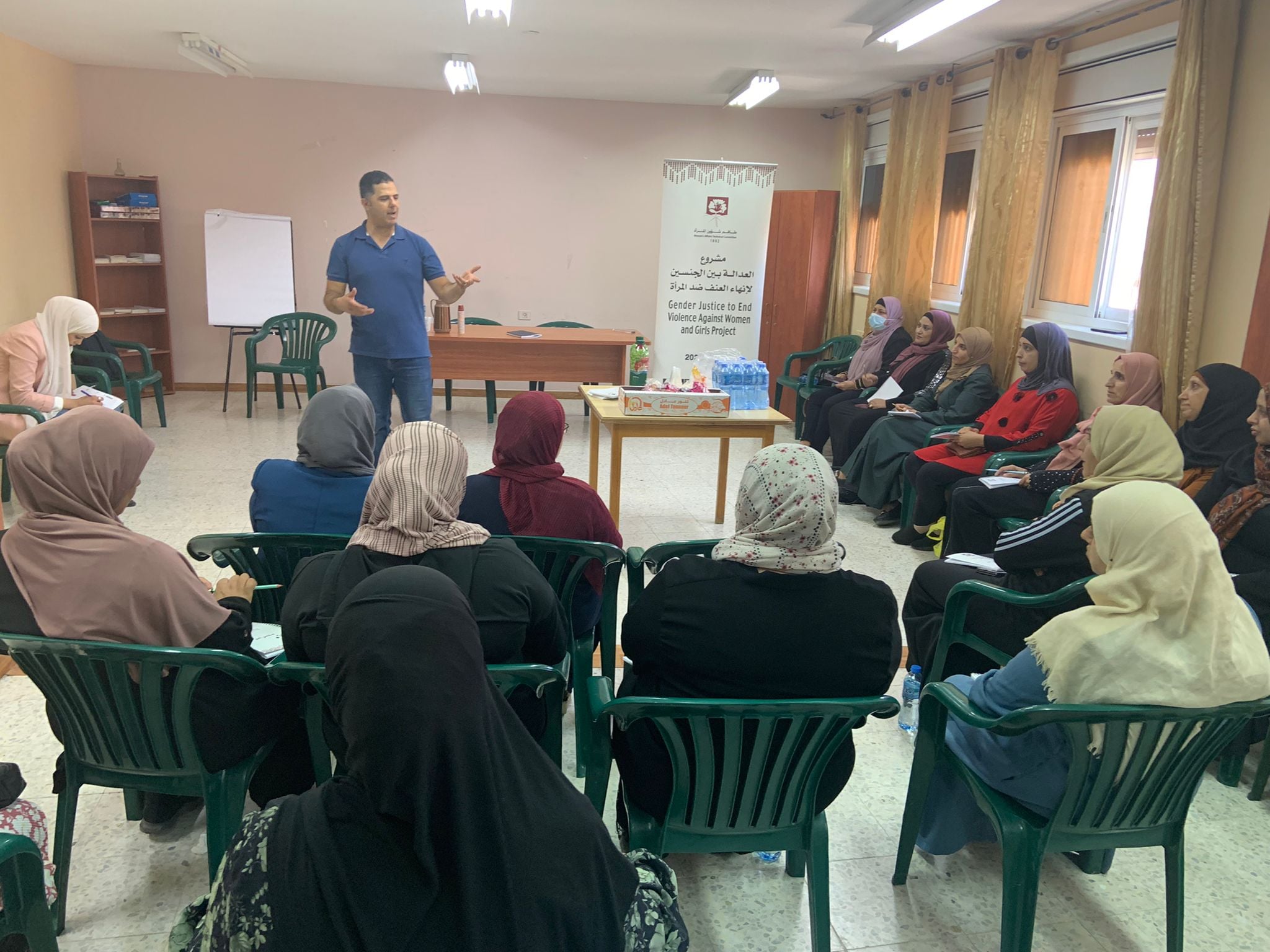 "الطاقم".. ينفذ لقاءات مجتمعية لرفع التوعية وضمان الأمان للنساء المعنفات
