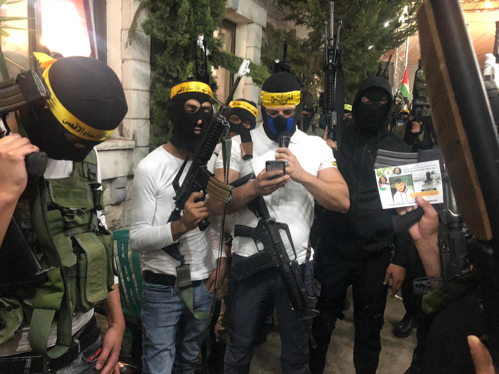 مسيرة لدعم أهالي شهيدي برقين تخللها عرضاً عسكرياً

