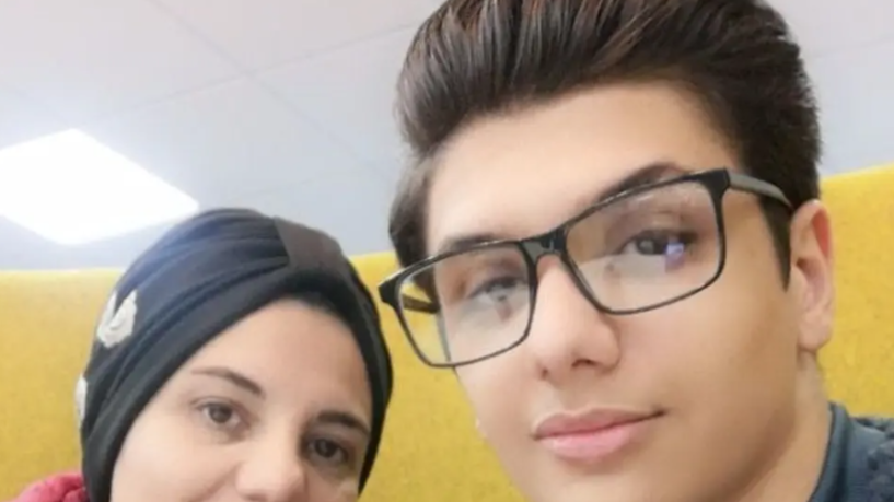 لأول مرة في بريطانيا.. أم وابنها يبدآن دراستهما الجامعية في نفس الصف

