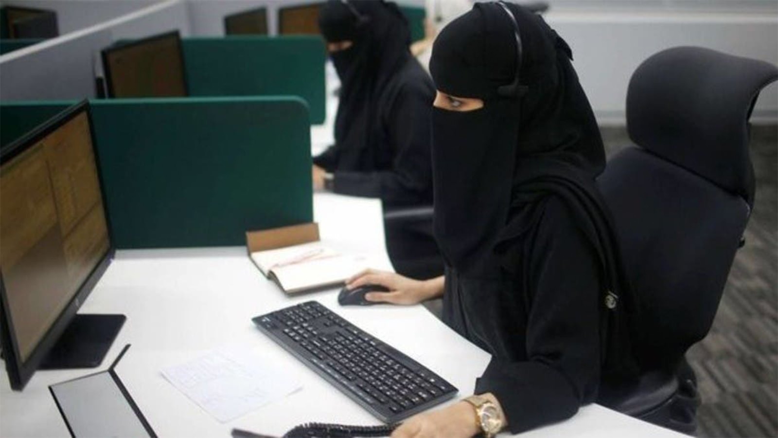 تفاصيل فصل شركة لـ موظفة سعودية من العمل بسبب حملها

