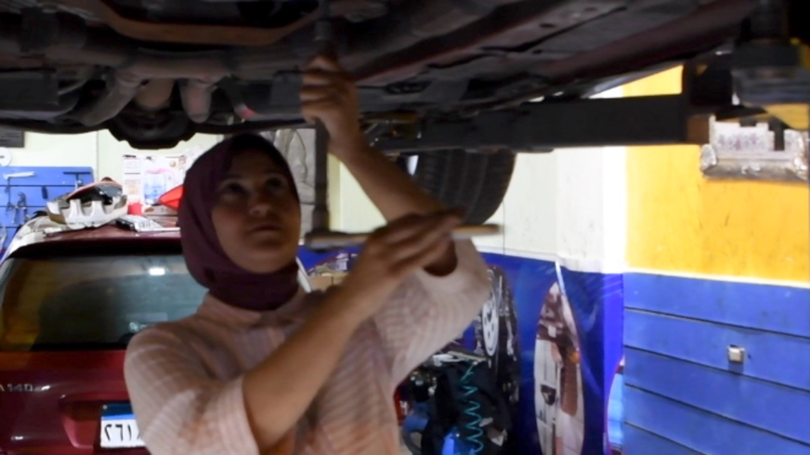 مهندسة مصرية تعمل في ورشة لإصلاح السيارات.. وهذه قصتها

