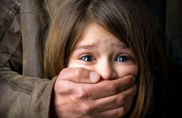 بعد استدراجها.. شاب يغتصب قريبته لعدة ساعات ثم يحرقها بـ"البنزين"


