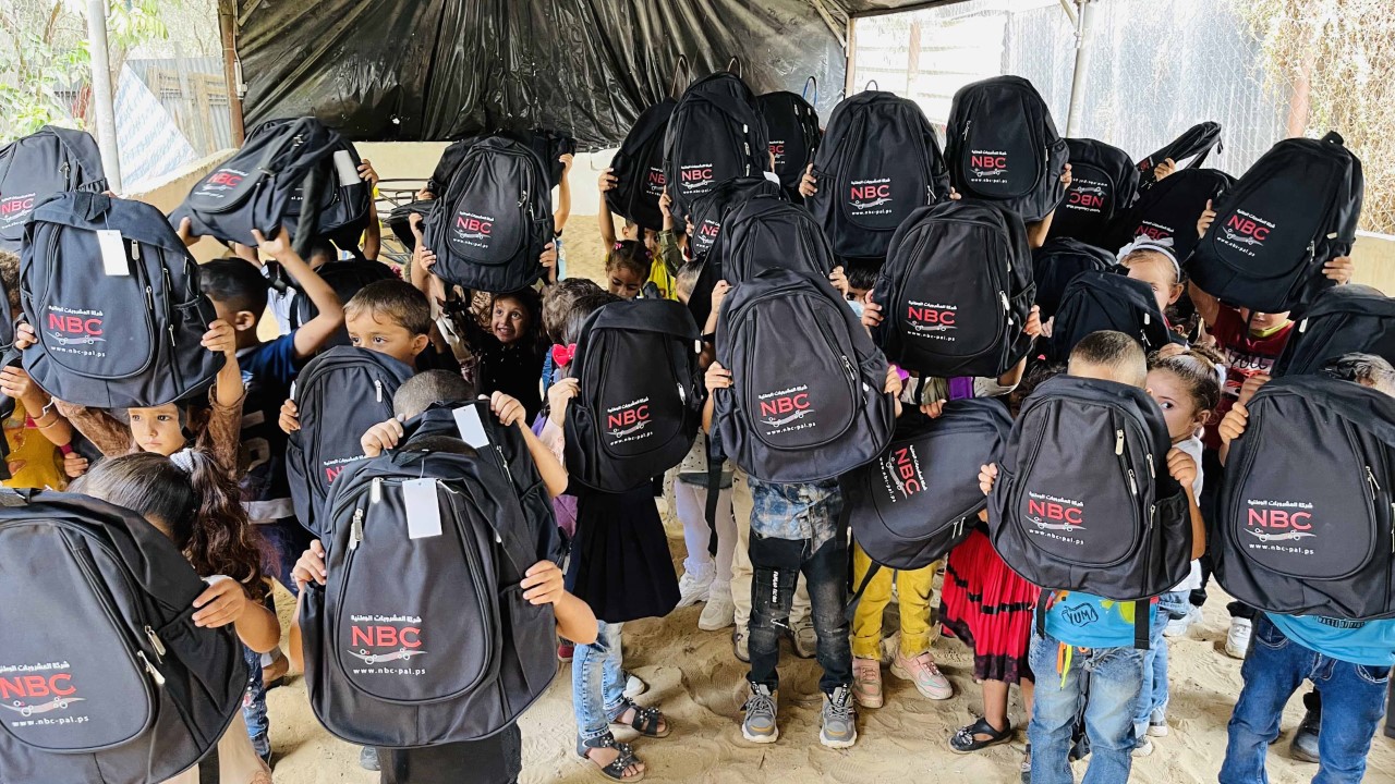 المشروبات الوطنية توزع أكثر من 6000 حقيبة مدرسية على طلبة الضفة وغزة

