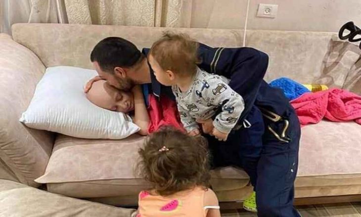“قبلة الوداع”.. فلسطيني يودّع طفله المريض بالسرطان قبل أن تعتقله قوات الاحتلال
