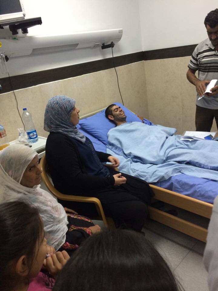 غنام تتفقد جرحى الهبة الجماهيرية في مجمع فلسطين الطبي