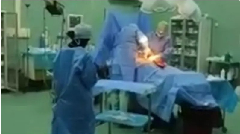 غضب في ليبيا.. بث مباشر لولادة قيصرية على فيسبوك

