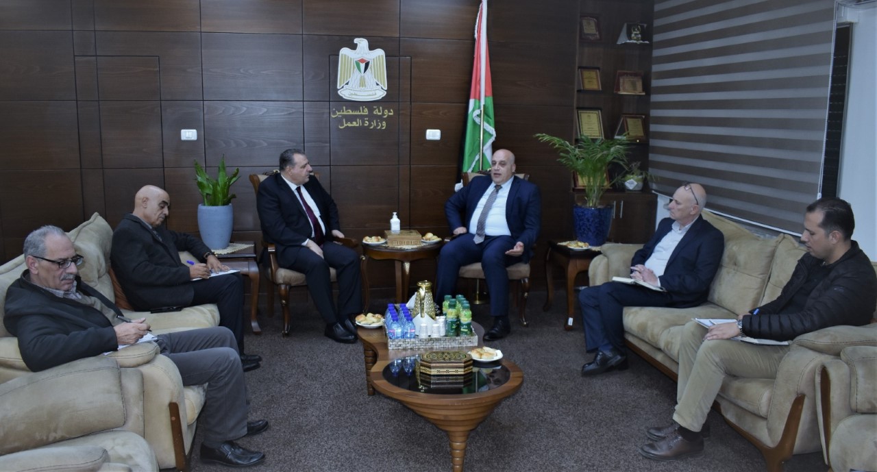 وزير العمل والسفير الأردني يبحثان سبل إنجاح اجتماع دعم التشغيل 

