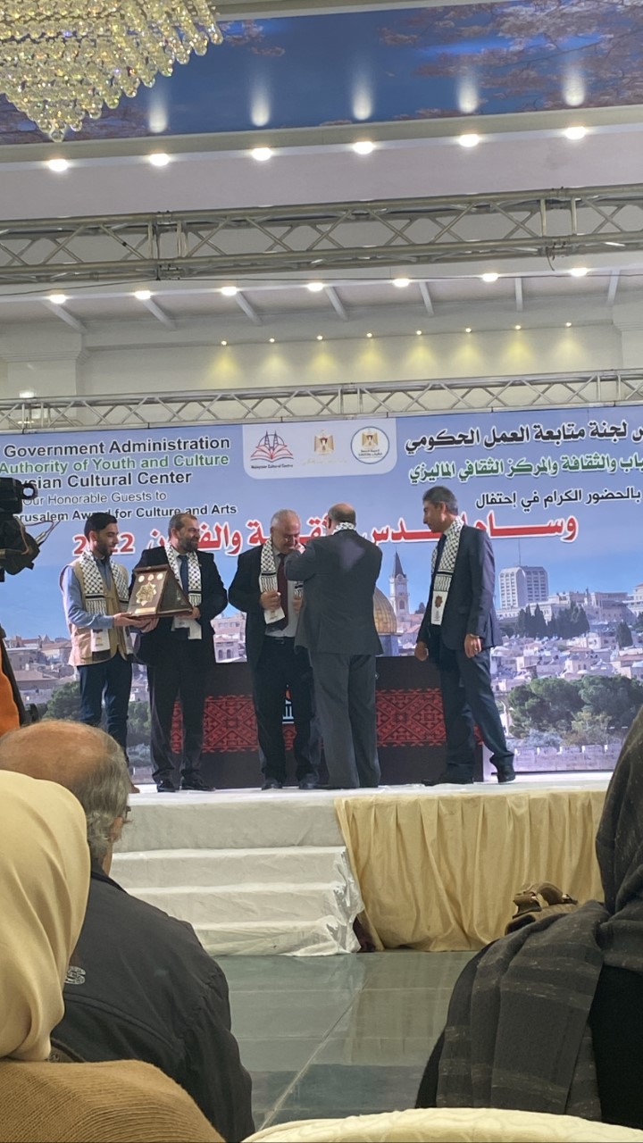 "الشباب والثقافة" تقلد رواد العمل الثقافي بغزة "وسام القدس" 


