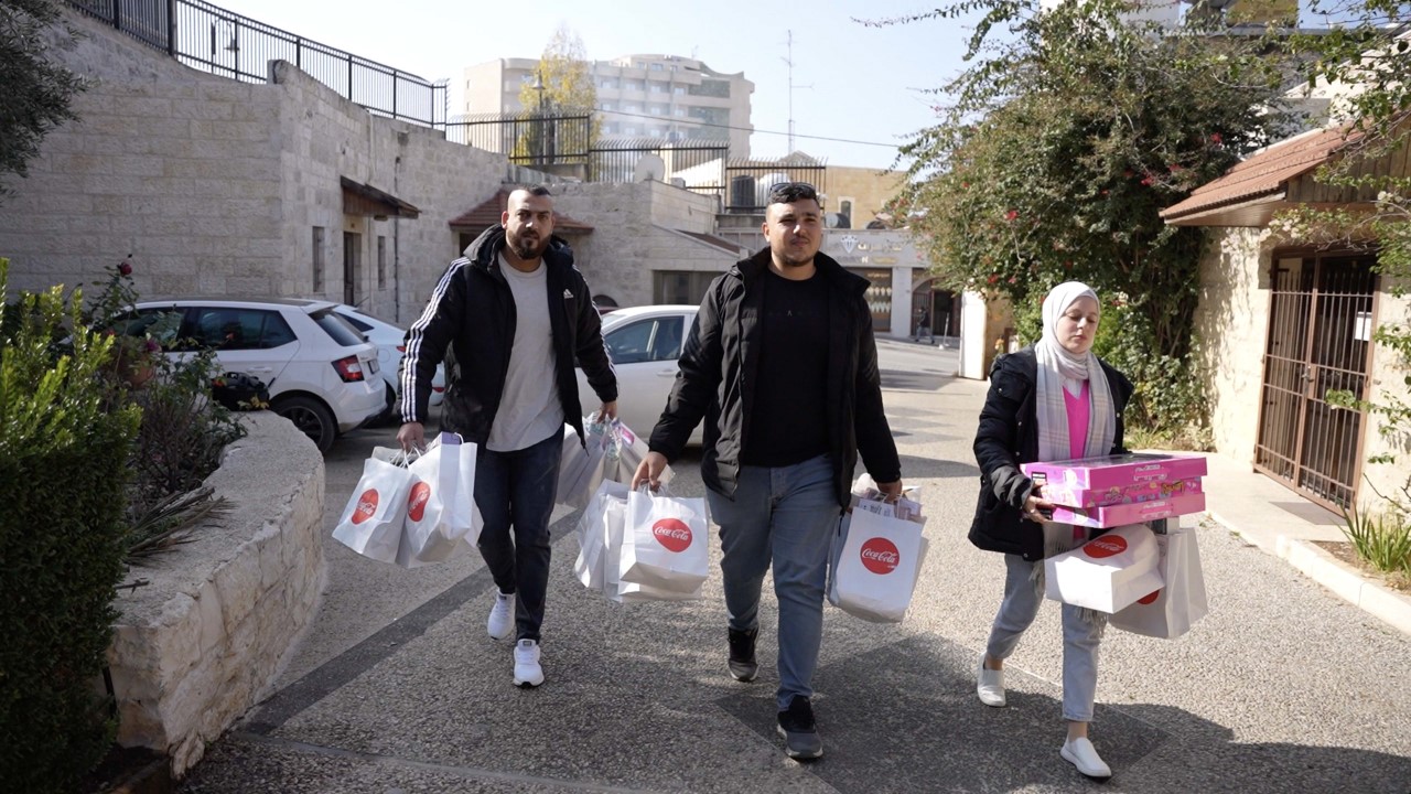شركة المشروبات الوطنية كوكاكولا/كابي توزع هدايا العام الجديد على الأطفال المرضى والأيتام  

