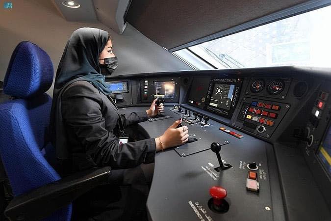 سعوديات يقدن قطار الحرمين فائق السرعة .. مكآفئة مجزية للمنتسبات

