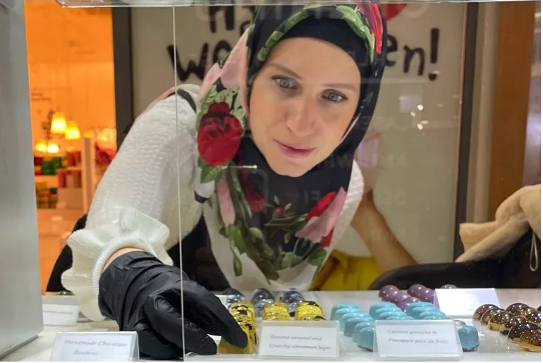 اللبنانية هيفاء جوهر.. غربة في بريطانيا بطعم الشوكولاتة
