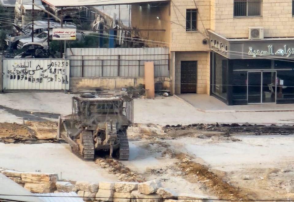 الاحتلال يواصل عدوانه على مخيم طولكرم: دمار واسع في البنية التحتية وممتلكات المواطنين
