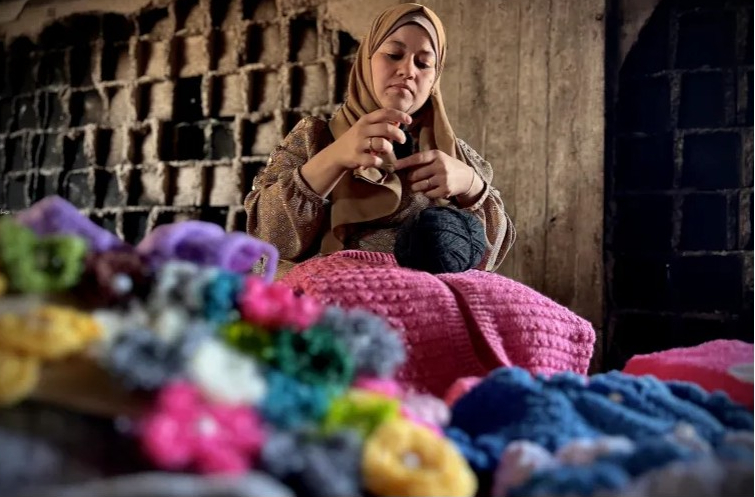  غزيّات يلجأن لطُرق مبتكرة لمواجهة برد الشتاء 
