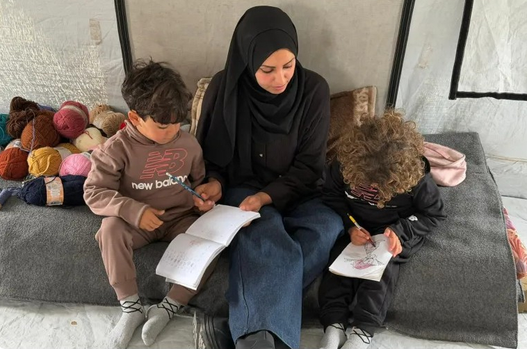 من خيمة نزوح إلى ورشة فرح.. شيرين الكردي تنسج دمى العيد لأطفال غزة
