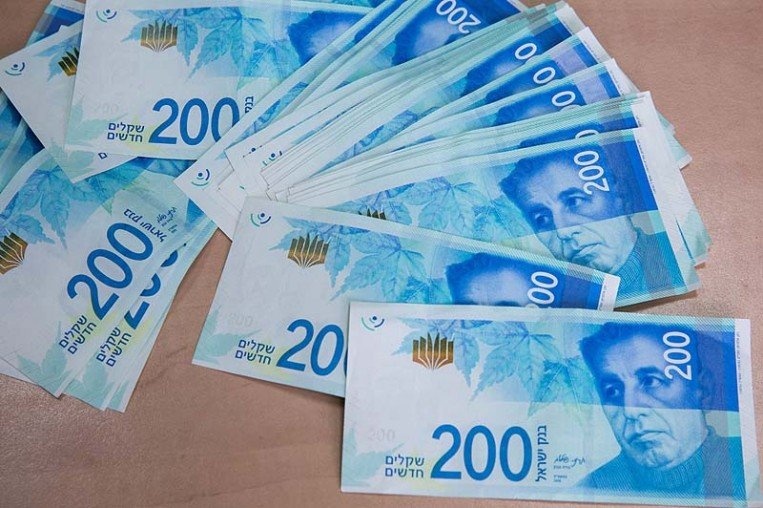 إسرائيل تسعى لخنق الاقتصاد الفلسطيني بإلغاء الشيكل فئة 200
