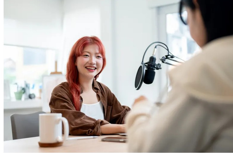 كيف ساهم البودكاست في تغيير حياة النساء؟ تجارب إيجابية من مختلف دول العالم
