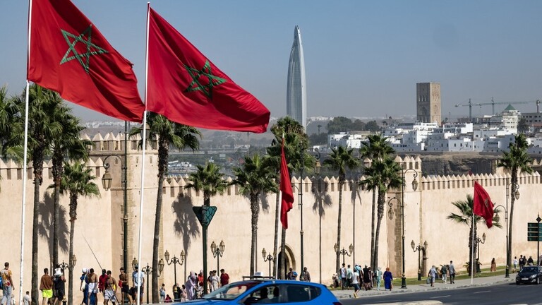 المغرب.. وزير العدل ينادي بتجريم مطالبة نزلاء الفنادق بعقد الزواج

