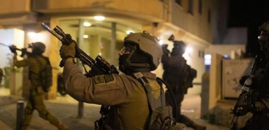 اشتباكات عنيفة خلال اقتحام القوات الإسرائيلية مخيم طولكرم 
