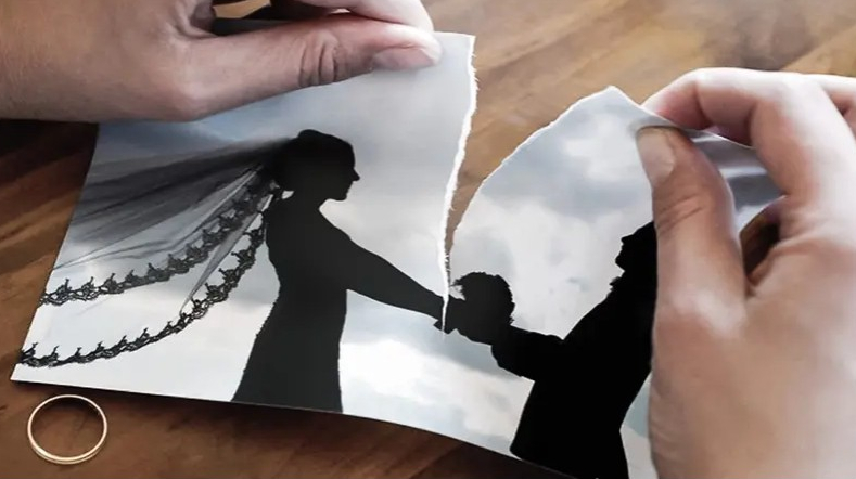 فكرة خارج الصندوق.. يجني الأموال من تمزيق صور المطلقين!

