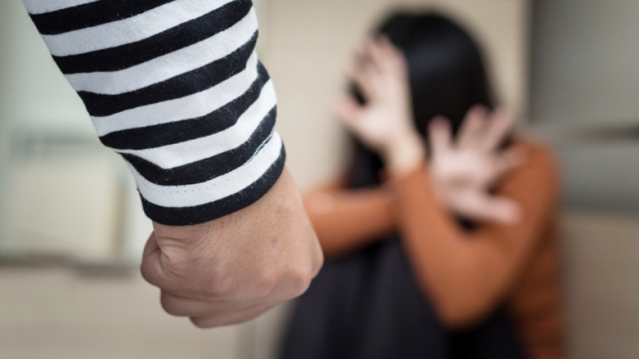 تراجع تغطية العنف ضد النساء عالميًا رغم تصاعده… صباح سلامة لنساء إف إم: القضايا تُهمّش لصالح الأجندة السياسية