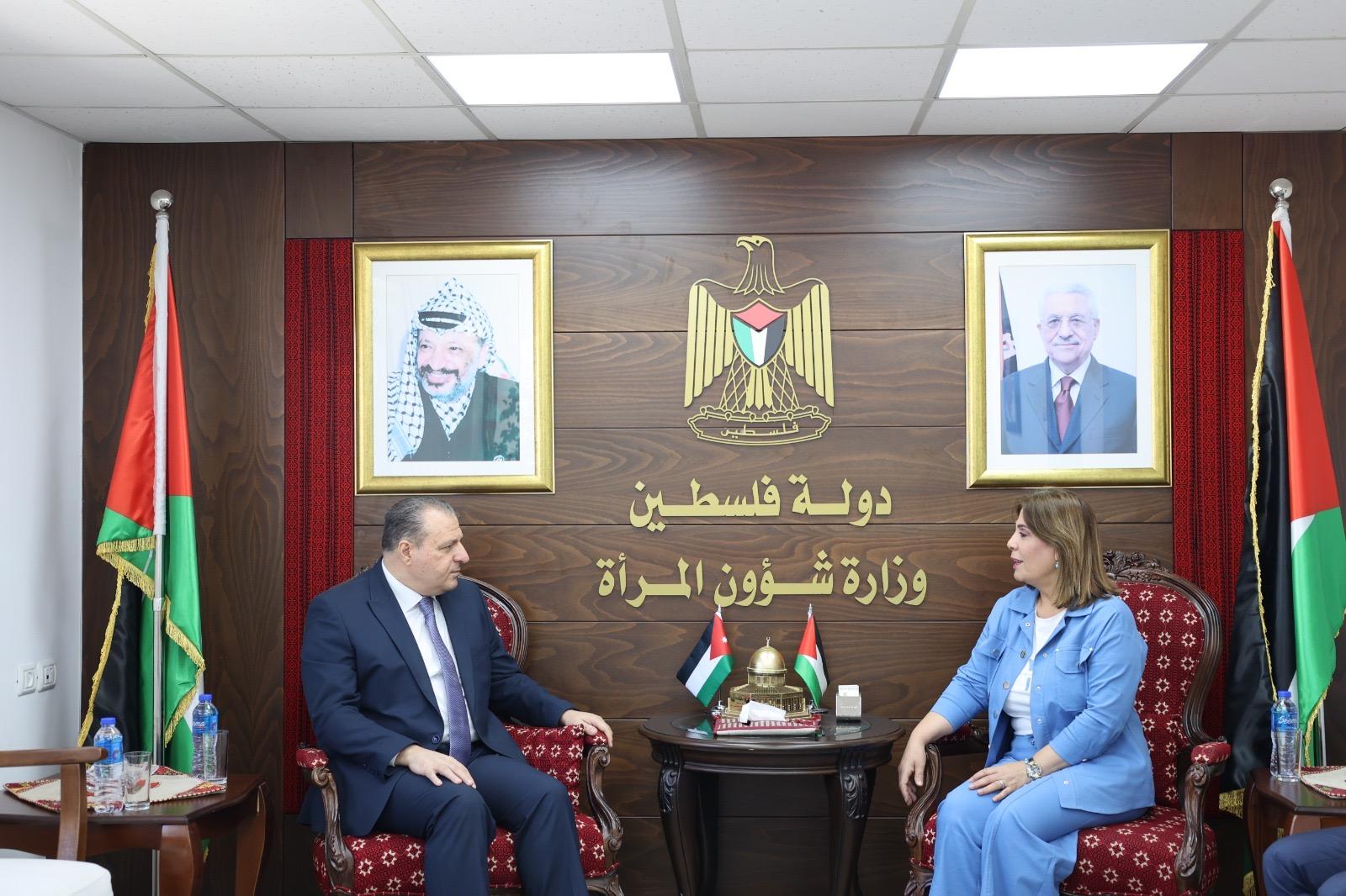 الخليلي تُطلع سفير الأردن على التطورات السياسية والميدانية على الأرض الفلسطينية المحتلة
