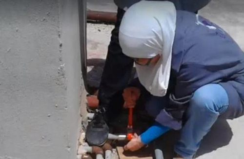 أردنيات يكسرن القيود الإجتماعية و يمارسن مهنة السباكة
