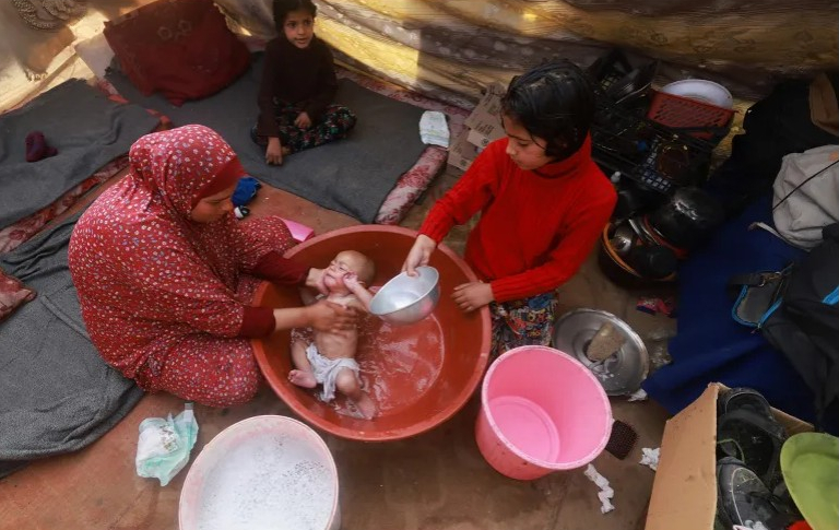 البحث عن حفاظات الأطفال.. معاناة يومية يعيشها سكان غزة
