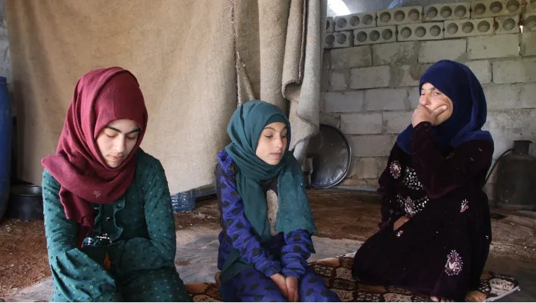 القهر والجوع وغياب الأمل.. حياة أسرة سورية من الكفيفات داخل خيام النزوح
