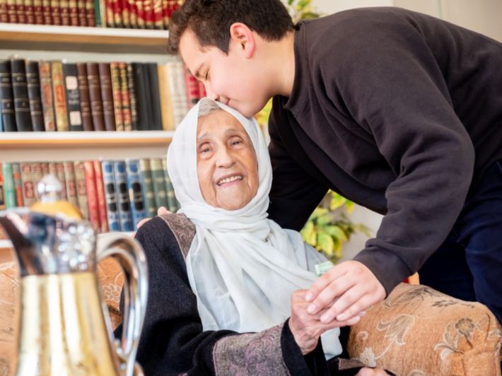 في اليوم الدولي للوالدين.. برّ الوالدين في الكِبر مسؤولية دينية وإنسانية تعزز كرامتهم وتحميهم من العزلة

