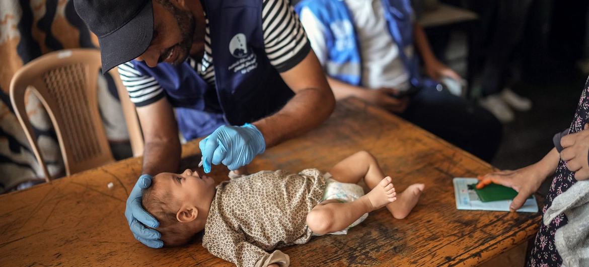 وزارة الصحة في غزة تنهي  تطعيم  443 ألف طفلا بالجرعة الأولى  من لقاح شلل الأطفال