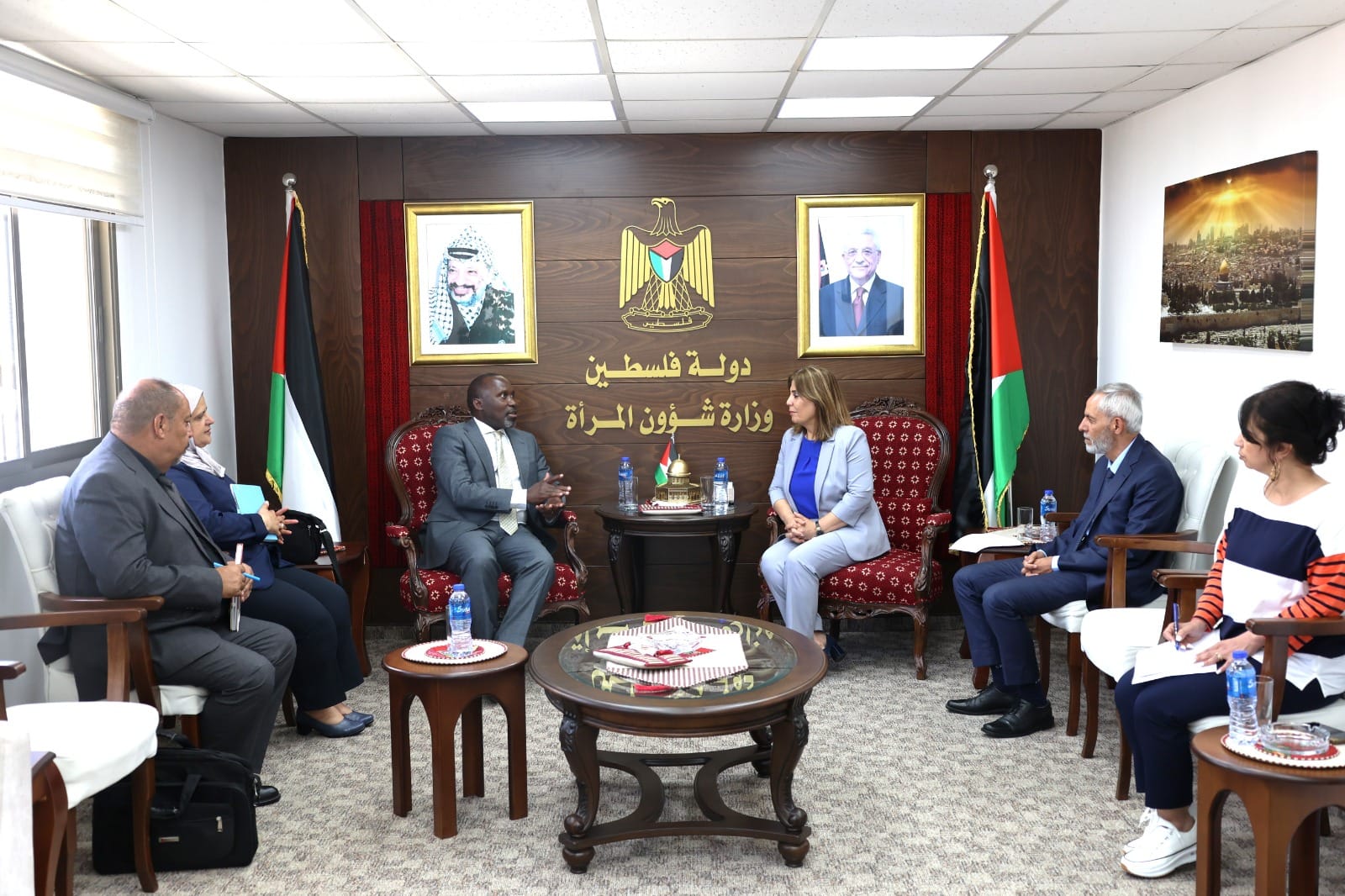 الخليلي تلتقي ممثل صندوق الأمم المتحدة للسكان في فلسطين وتطلعه على واقع المرأة الفلسطينية تحت الاحتلال 

