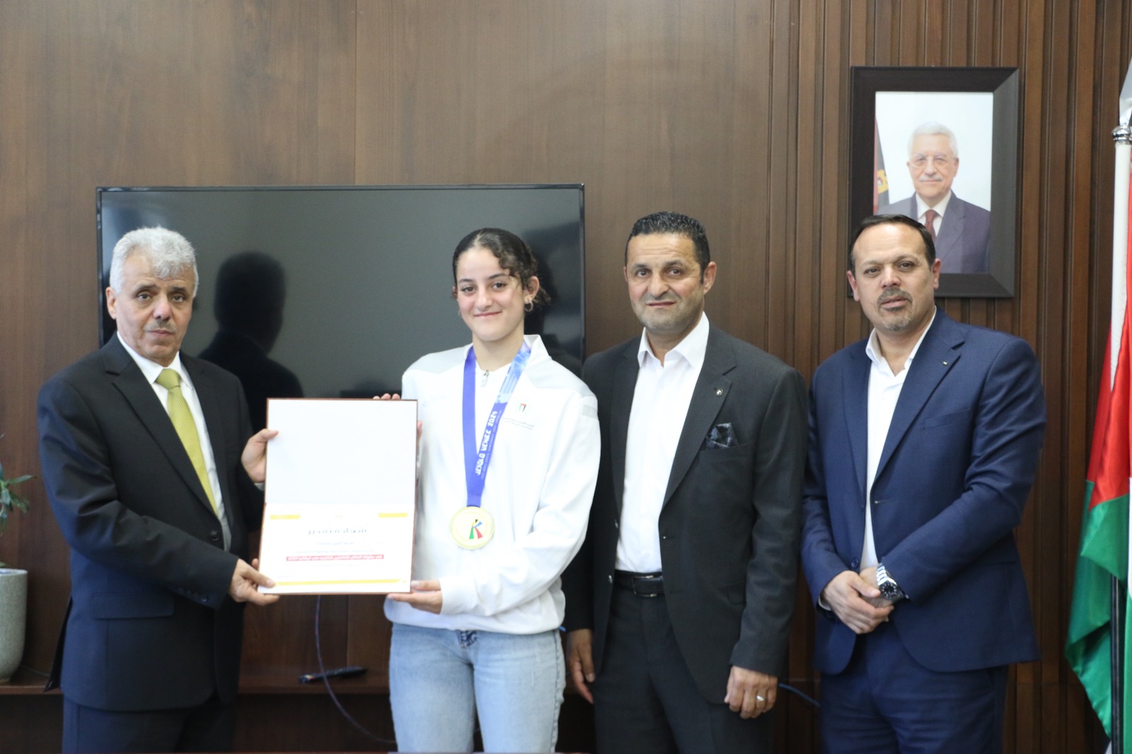 التربية تكرم " مريم بشارات " بطلة العالم في الكاراتيه
