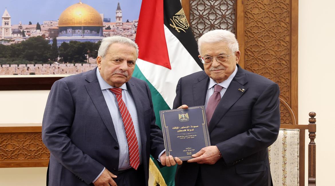 الرئيس يتسلم مسودة الدستور المؤقت لدولة فلسطين

