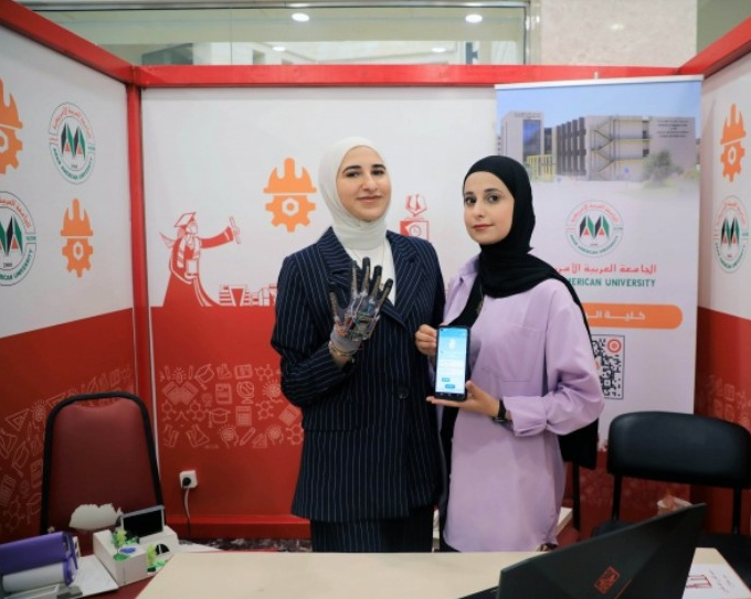 "القفاز الناطق".. قصة نجاح لطالبات من كلية الهندسة في الجامعة العربية الامريكية