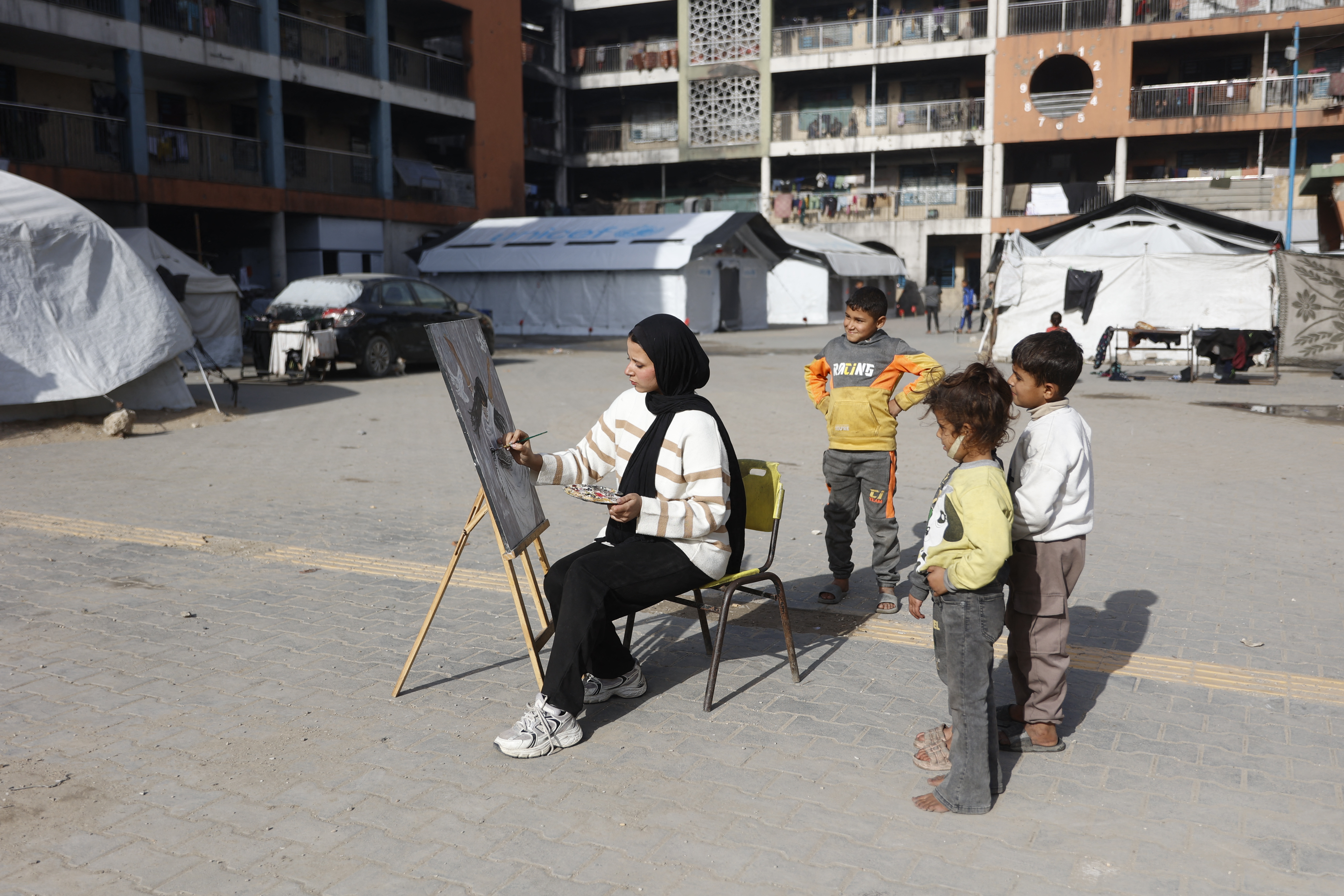 صور | من خيمة إلى نافذة حياة… حكاية ألوان ولوحات في شمال غزة -صور
