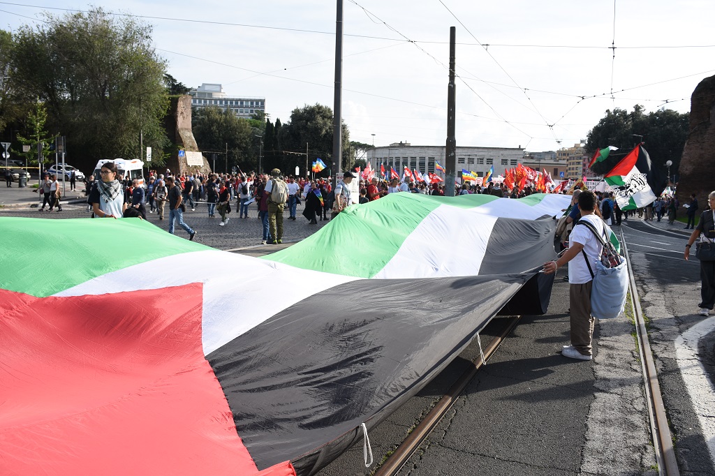مدن إيطالية تتظاهر لوقف الحرب على فلسطين ولبنان
