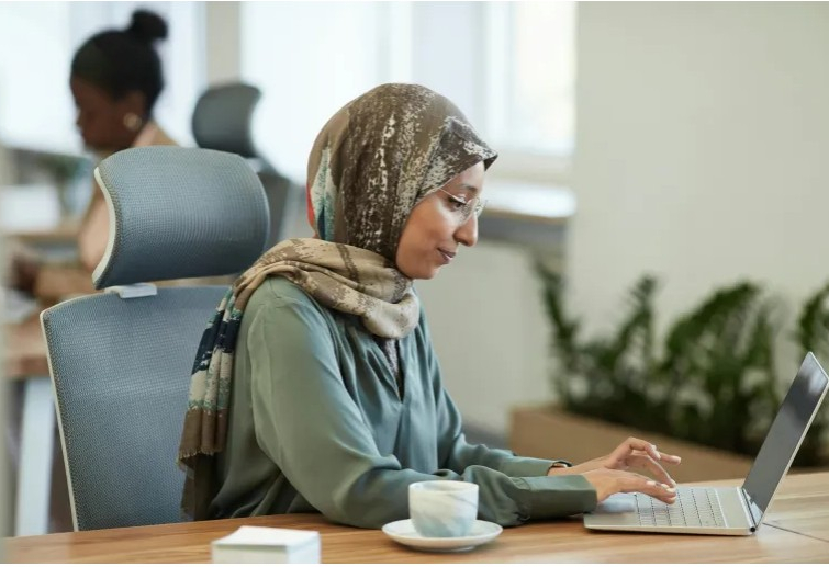التعليم وتأخر سن الزواج لا يضمنان الوظيفة للمرأة العربية.. ما الحل؟
