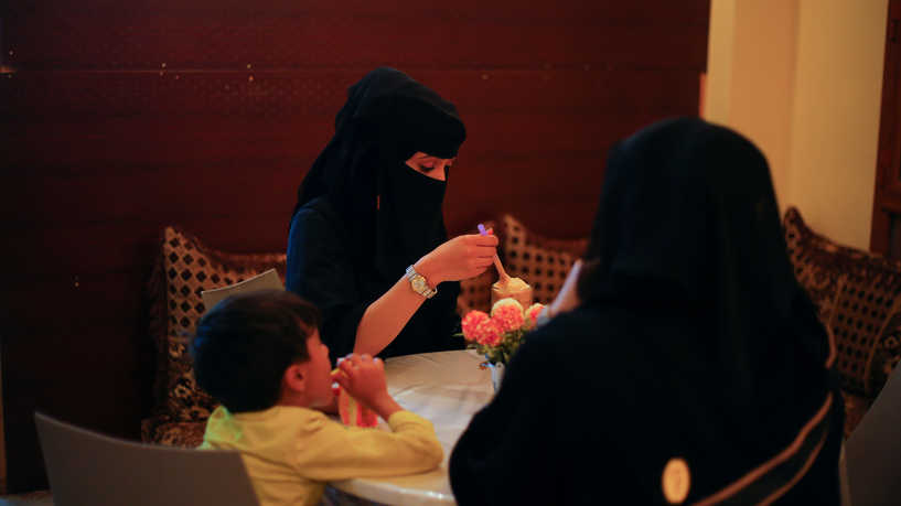 "أيقونة الصباح".. مقهى للنساء فقط في اليمن الذي مزقته الحرب
